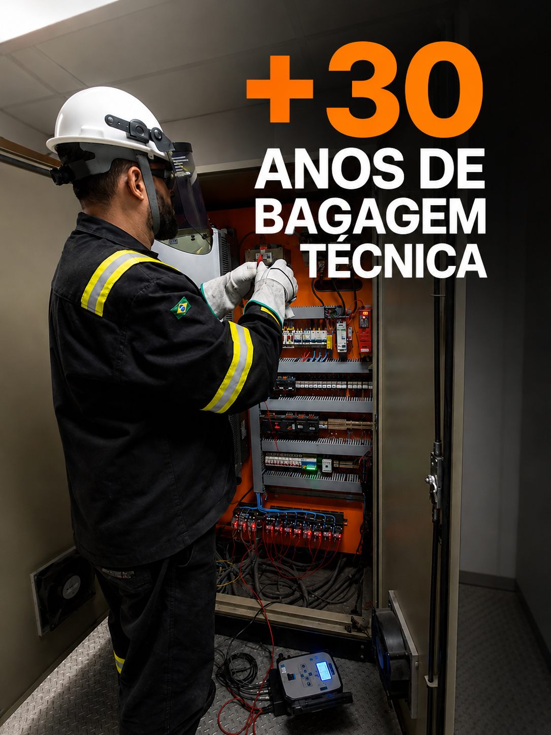 Técnico da Omnitech realizando medições em painel elétrico industrial