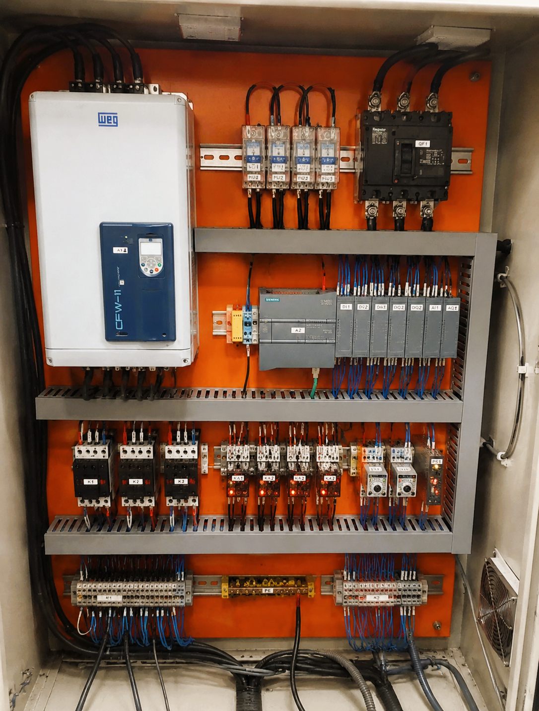 Quadro elétrico de baixa tensão com inversor e CLP