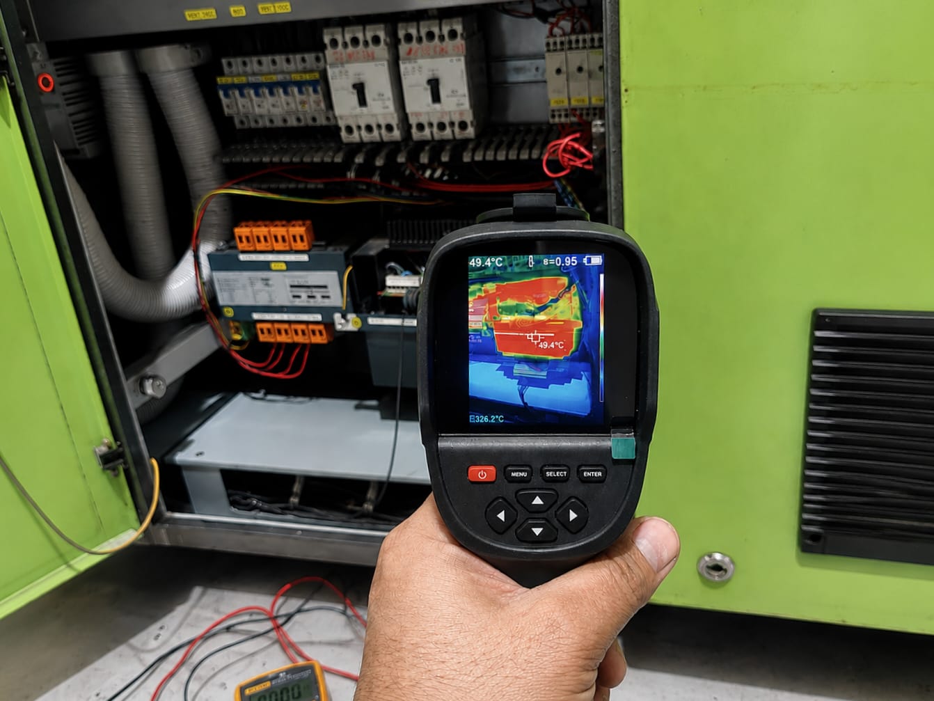 Câmera termográfica inspecionando painel elétrico